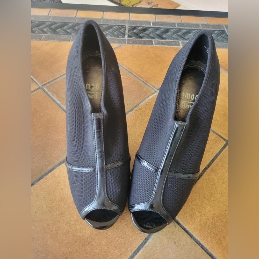 Impo stretch black heel